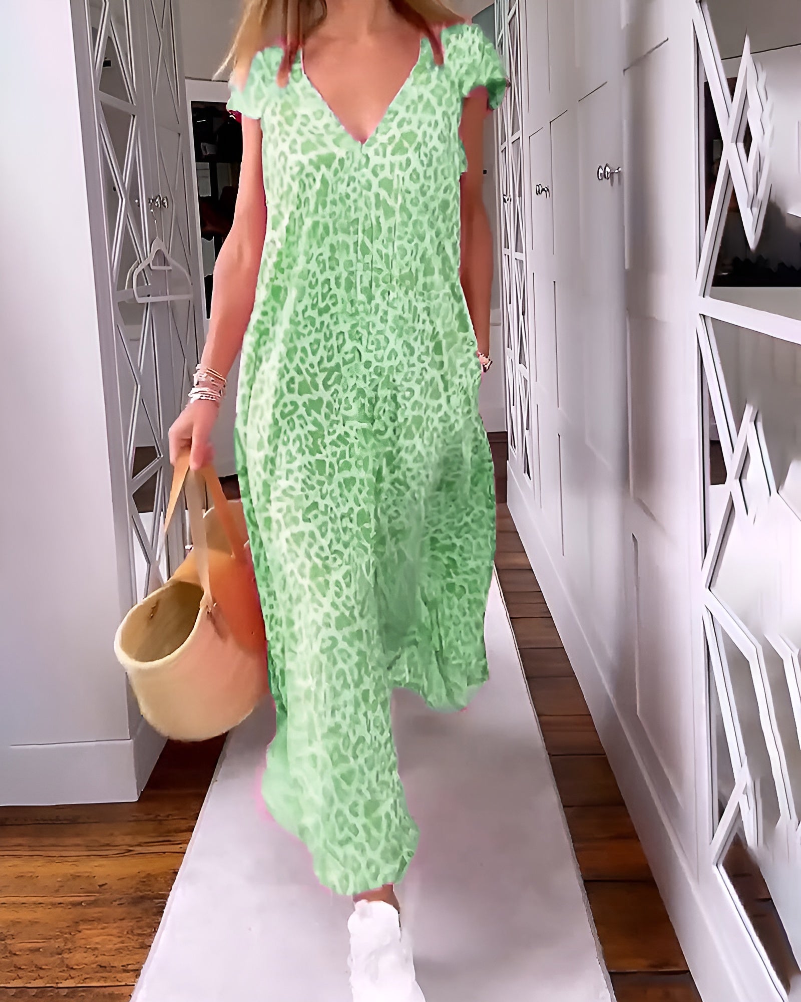 Véronique | Long V-neck dress in leopard print with short sleeves
