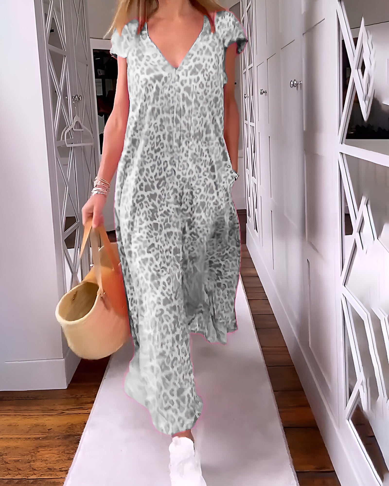 Véronique | Long V-neck dress in leopard print with short sleeves